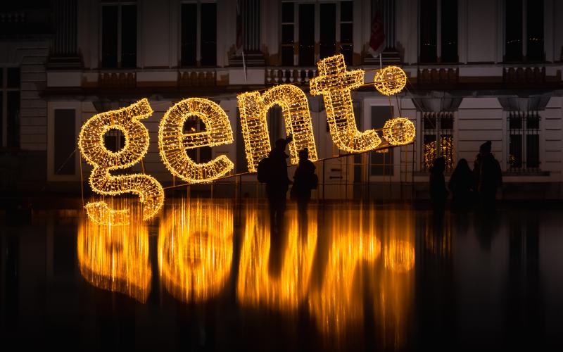 letters van het logo van stad Gent als lichtinstallatie