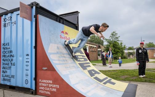 Skaten op de asfalt pop up ramp