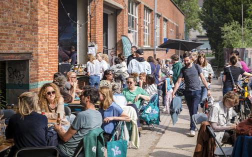 mensen aan de Santo bar