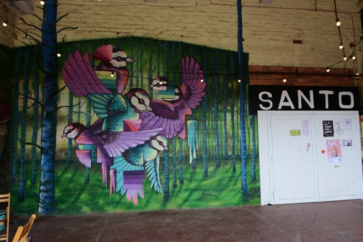 Ingang Santo met graffitikunstwerk