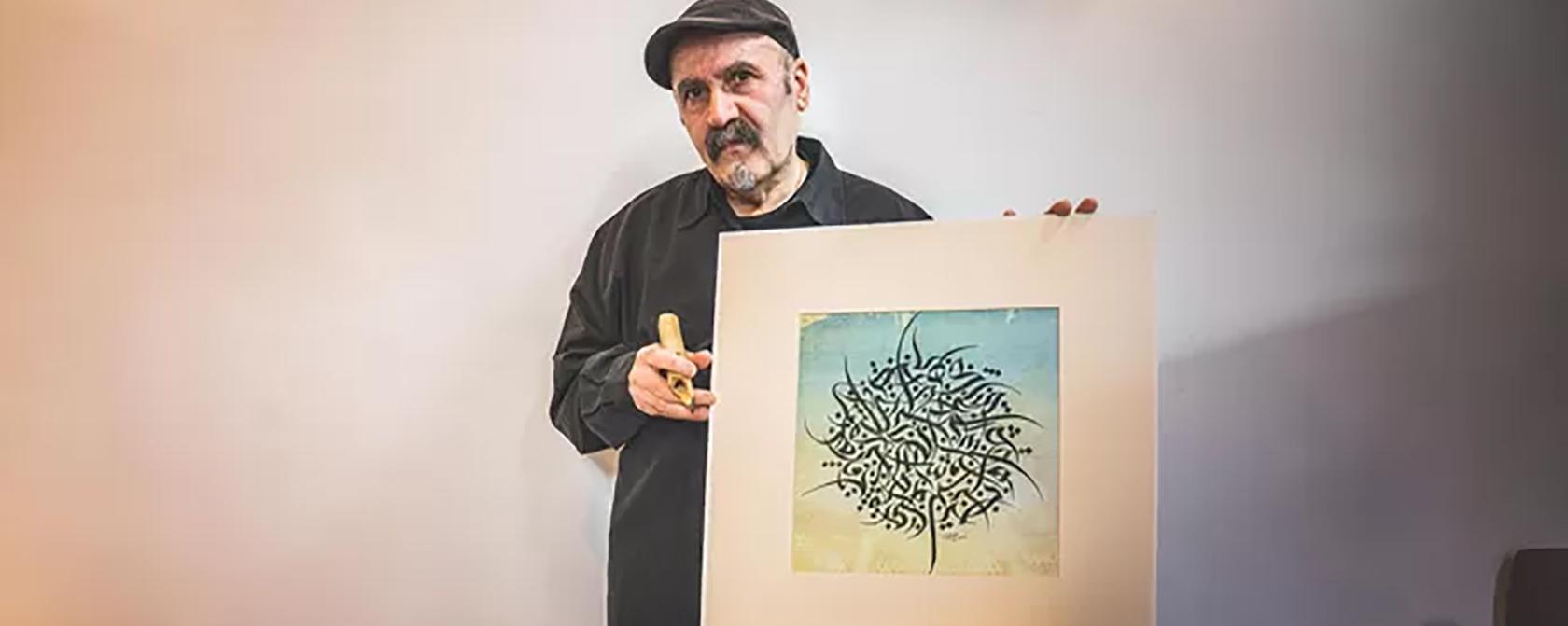 Kaligraaf Hoessain Kakayi met enkele werken