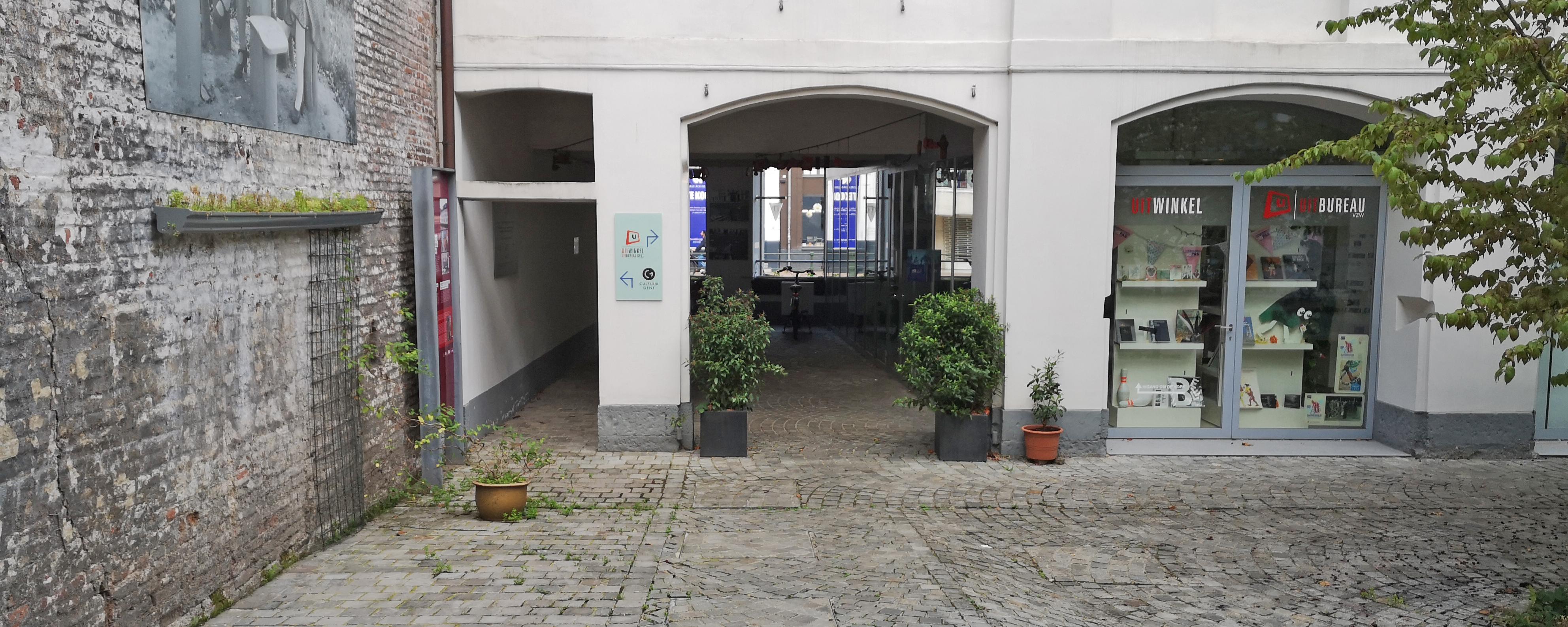 Pakhuis Clemmen: doorgang onder pakhuis naar ingang Cultuur Gent, links UiTwinkel/UiTpas