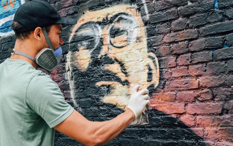 graffitikunstenaar spuit een werk